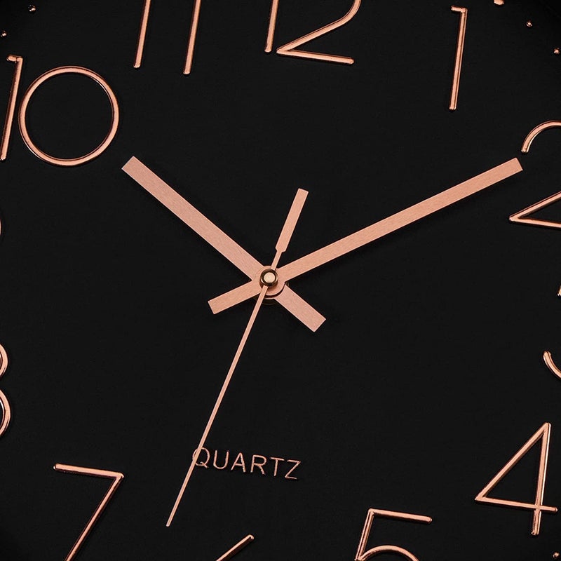 TEKCOOL ساعة حائط رقمية بلاستيكية 12" هادئة كوارتز زخرفية أحدث ساعة كلاسيكية تعمل بالبطارية دائرية سهلة القراءة لغرفة/منزل/مطبخ/غرفة نوم/مكتب/مدرسة - (أسود وردي) - Image 5