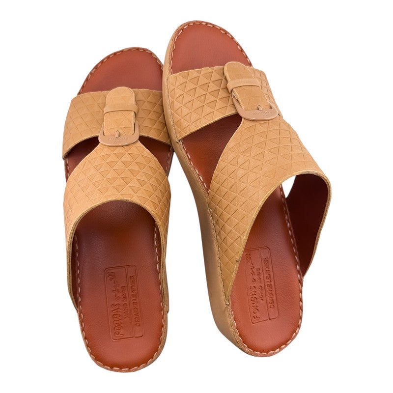 إيت صندل عربي يدوي الصنع للرجال من AET | شبشب رجالي خارجي | شبشب مفتوح من الأمام للاستخدام اليومي | جلد شامواه عربي أصلي مع إبزيم | تصميم جديد | نعل داخلي بلون بني فاتح | مريح وخفيف الوزن - Image 2