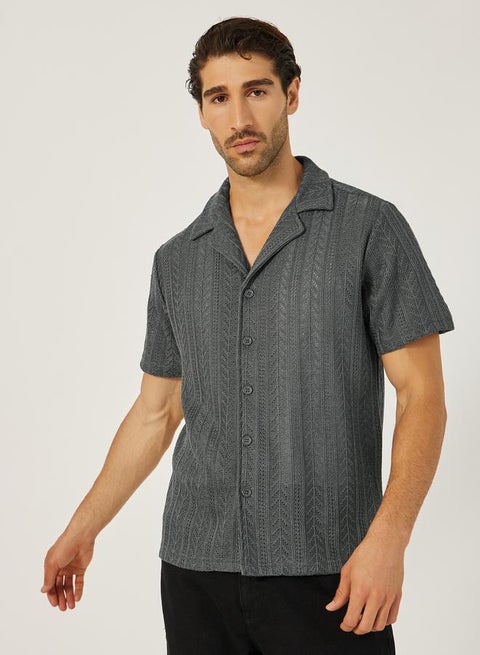 قميص بقصة عادية بتفاصيل بارزة وملصق بياقة مشقوقة