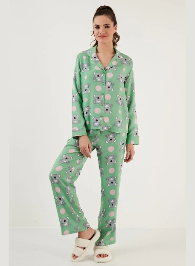 ليلا طقم بيجامة نسائي منسوج بياقة قميص وتفاصيل جيوب وخصر مطاطي بنقشة ليلا