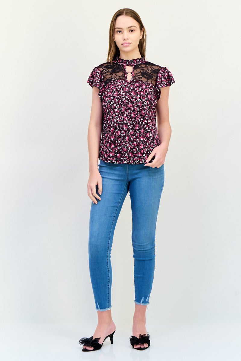 ADRIENNE VITTADINI بلوزة نسائية بأكمام قصيرة وياقة مزيفة، مطبوعة بأزهار، متعددة الألوان - Image 4