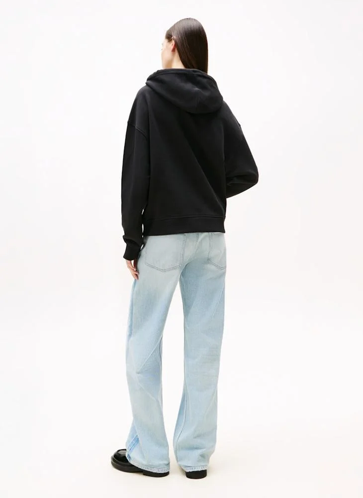 تومي جينز هودي مزين بشعار الماركة