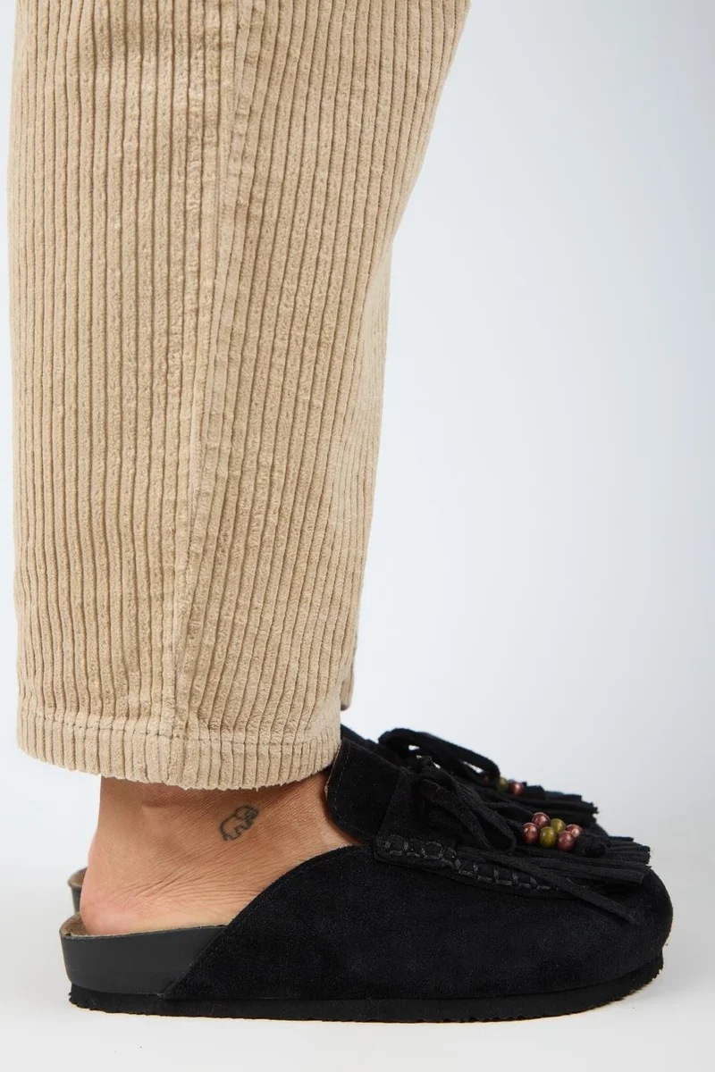 مانجيرو قباقيب نسائية من الجلد الطبيعي من مانيجيرو ماليندا، مزينة بشرابة وخرز، باللون الأسود