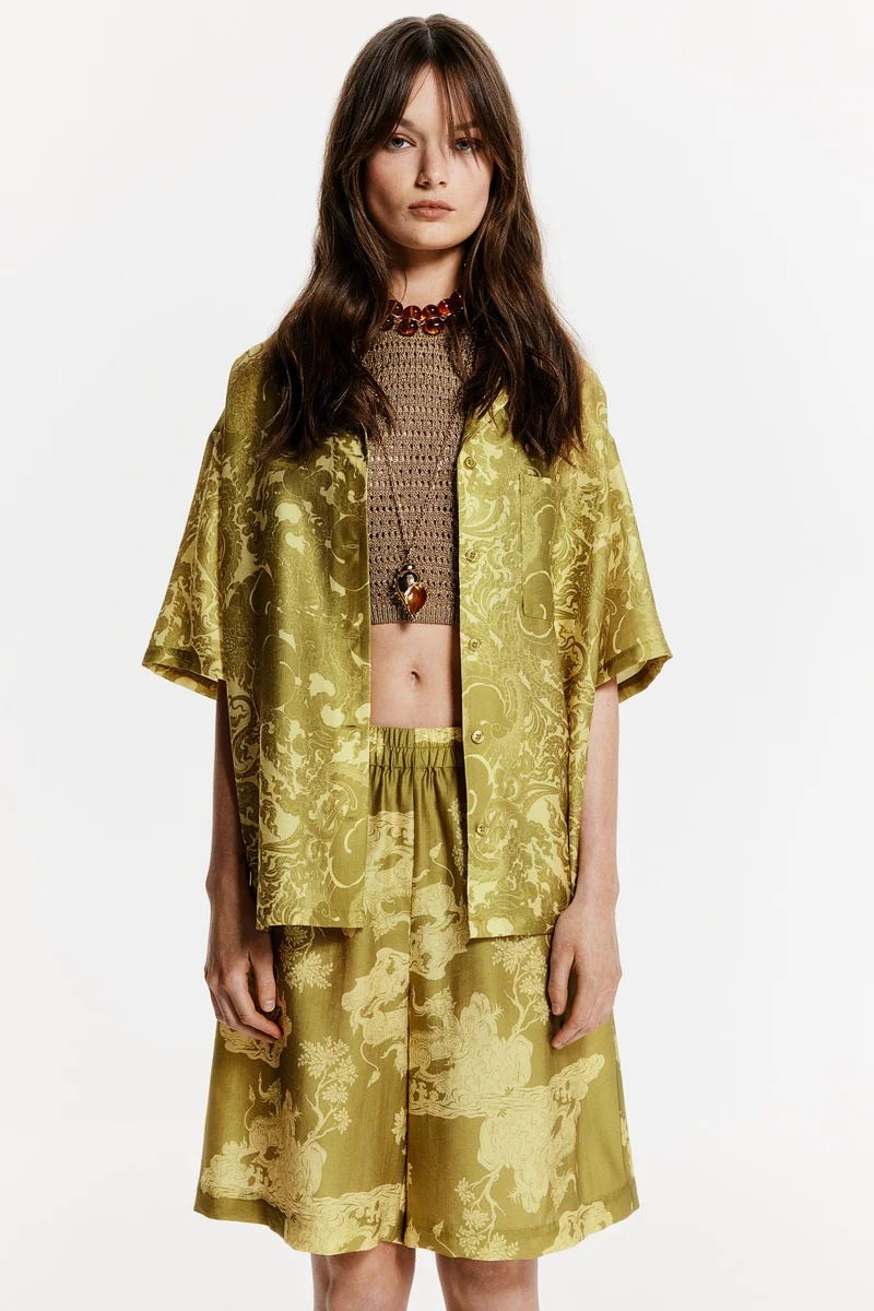 اتش اند ام قميص ريزورت منقوش