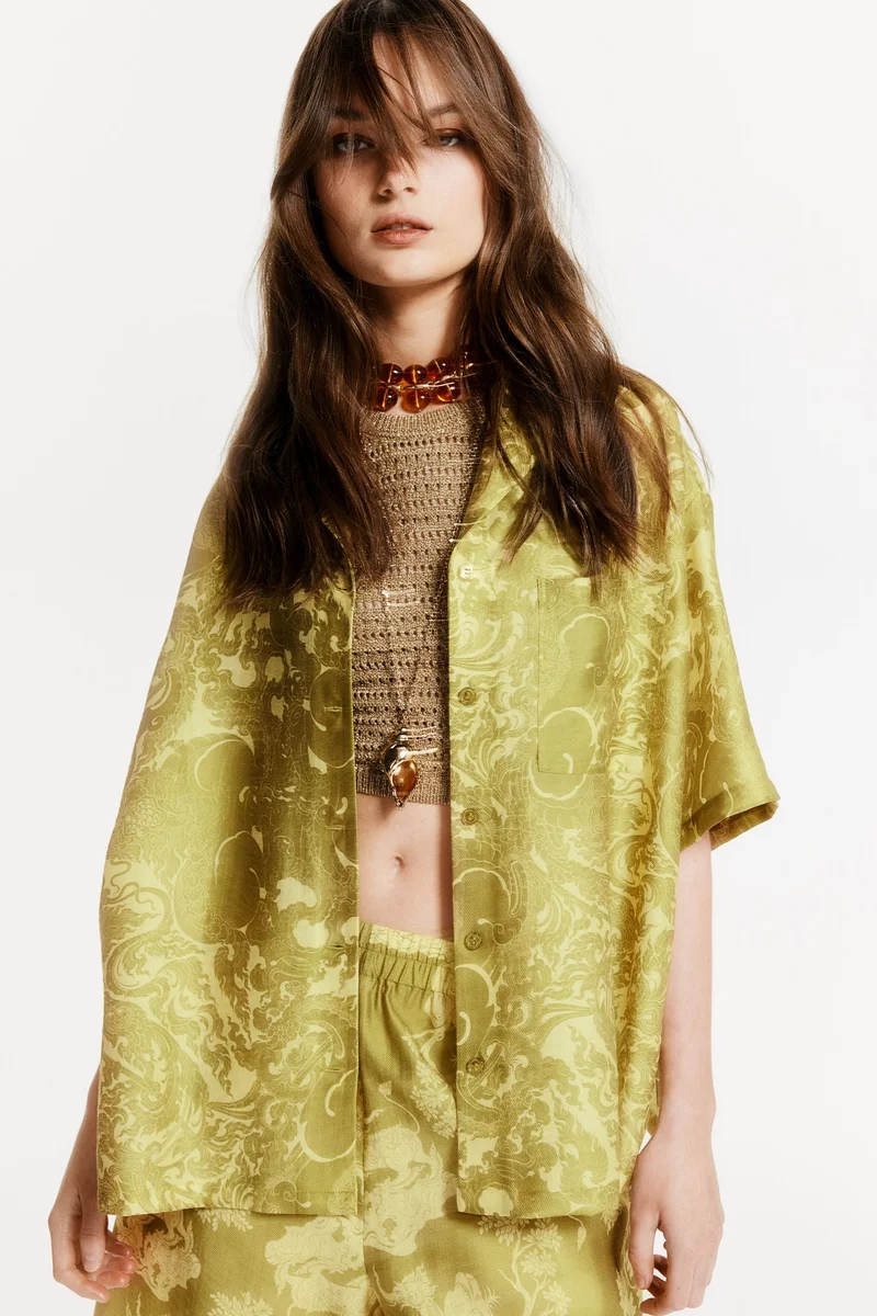 اتش اند ام قميص ريزورت منقوش