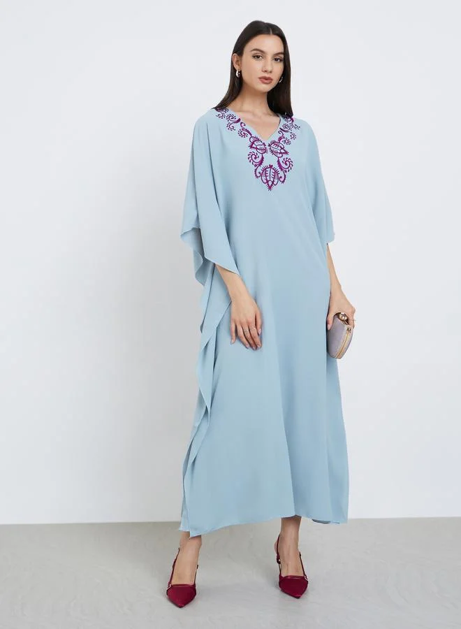 تايك تو قفطان أزرق بتفاصيل مطرزة
