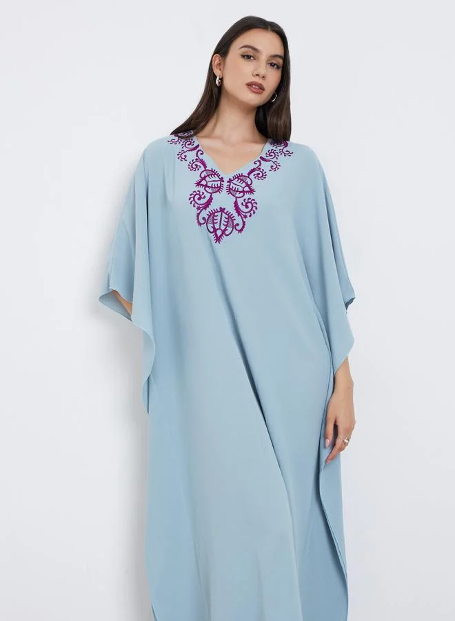 تايك تو قفطان أزرق بتفاصيل مطرزة