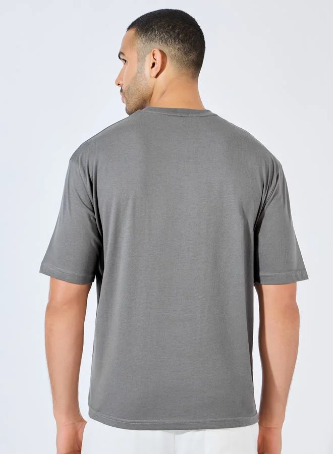 ستايلي تيشيرت فضفاض بتفاصيل مدروزة مع حزوز