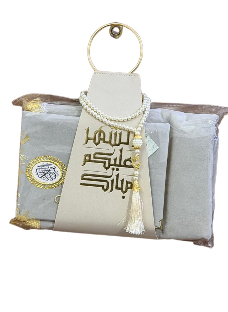 سجادة ومصحف وسبحة مقدمة بشيال مناسب كهديه رمصانيه