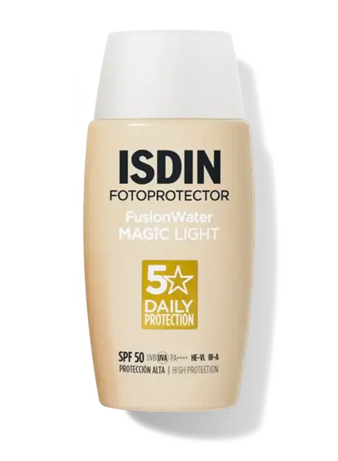 ISDIN واقي شمس فوسيون ووتر ماجيك كولور (فاتح) SPF 50 [50 مل] – واقي شمس ملون فائق الخفة مع الطحالب المتوسطية لتوحيد لون البشرة وترطيبها - Image 1