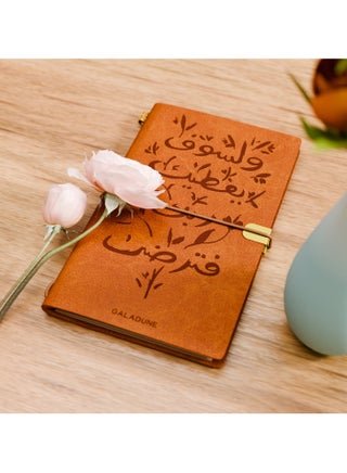 دفتر ملاحظات جلدي بطابع إسلامي وزخارف بالخط العربي — مفكرة يومية فاخرة مزودة بشريط مطاطي وحامل للبطاقات، تحتوي على صفحات مسطرة وصفحات من ورق الكرافت؛ مثالية للسفر والدراسة والأعمال. - view 2