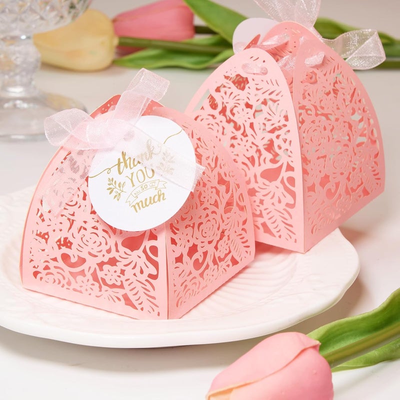 AdasBridal 50 عبوة من من صناديق هدايا الزفاف المقطوعة بالليزر، صناديق هدايا ورقية صغيرة وردية اللون بحجم 2.36 × 2.36 بوصة، مع بطاقة شكر وشرائط لحفلات استقبال المولود والكوينسيريا والسادسة عشرة وأعياد الميلاد - Image 3