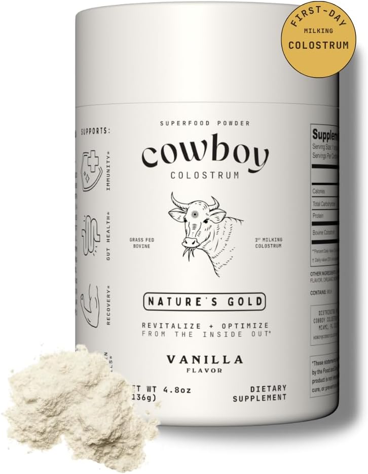 COWBOY COLOSTRUM مسحوق كولستروم البقر للنساء والرجال - أول يوم حلب - كولستروم كامل - مكمل كولستروم من الأبقار التي تتغذى على العشب لصحة الأمعاء والمناعة والبشرة والشعر بنكهة الفانيليا - 40 حصة - Image 1
