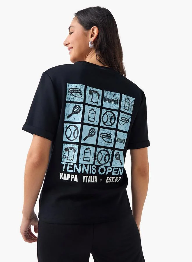 كابا تيشيرت كابا بطبعة شعار ورقبة دائرية وأكمام قصيرة