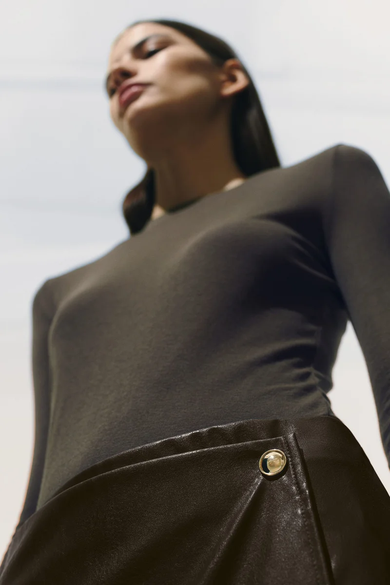 اتش اند ام تنورة بتصميم ملفوف