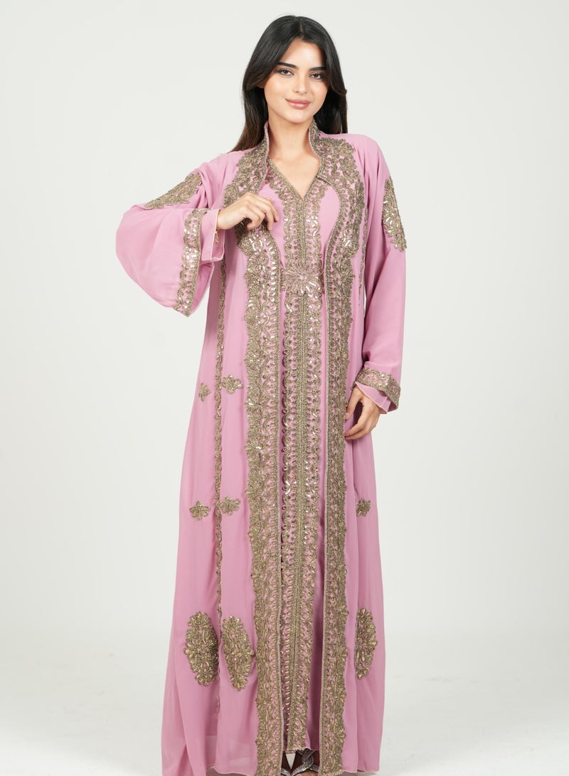 البنت الشرقية قفطان مغربي مطرز مع حزام على الخسر