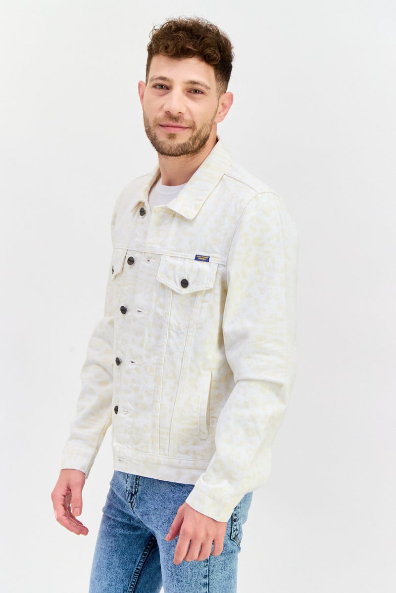 Wrangler جاكيت جينز للرجال بنقشة حيوانات، أبيض فاتح - Image 2