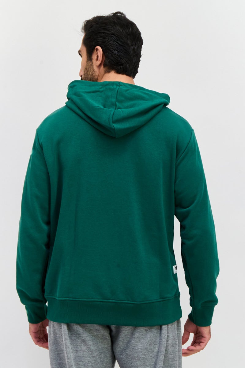 New Balance سويت شيرت رجالي بأكمام طويلة وقصة مريحة مع غطاء رأس، أخضر - Image 3