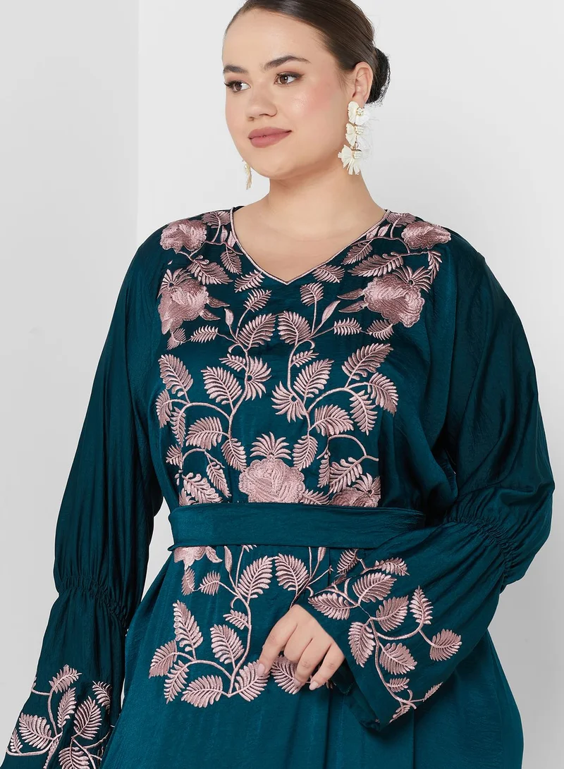Hayas Closet Curve Embroidered Belted Jalabiya