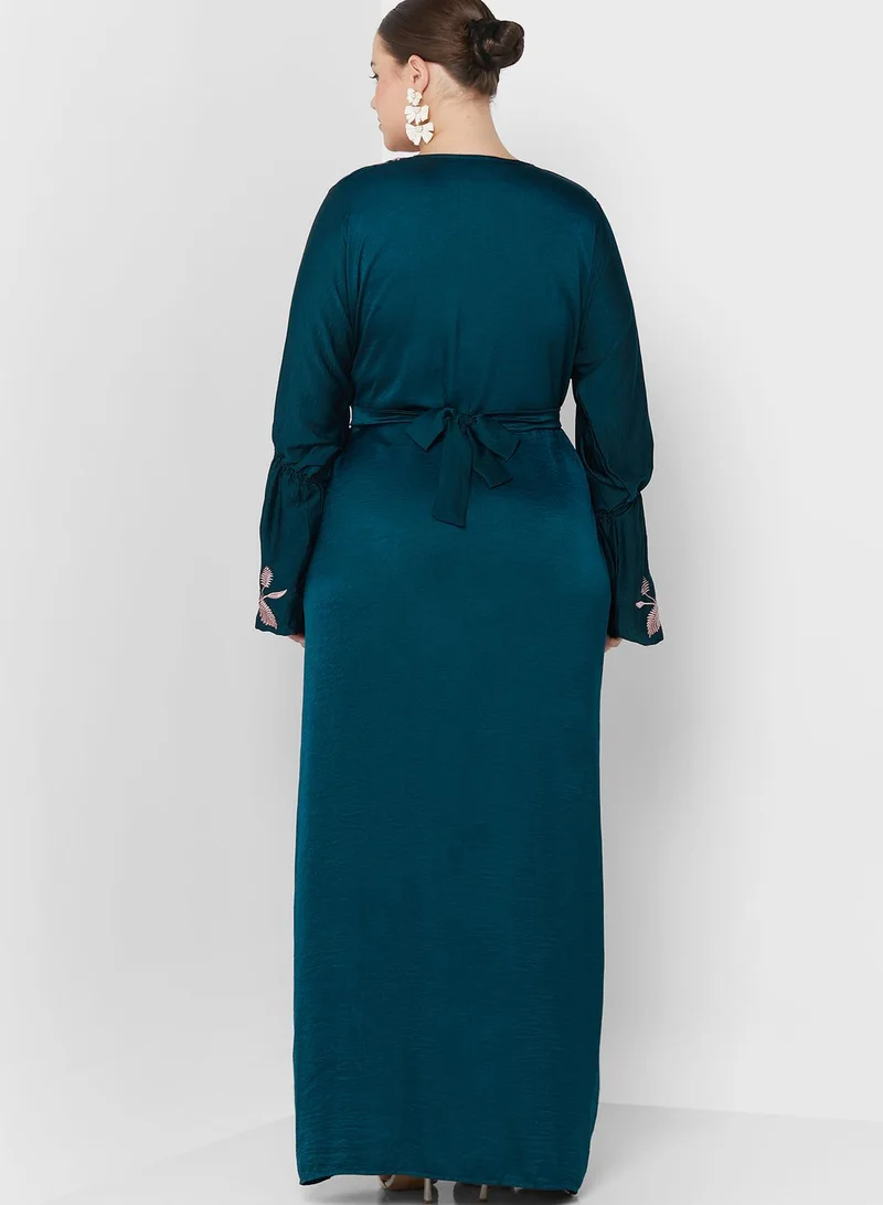 Hayas Closet Curve Embroidered Belted Jalabiya
