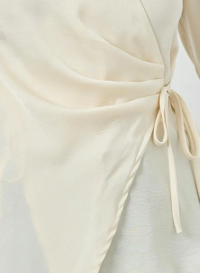 ستايلي بلوزة بيج بنمط ملفوف وربطة