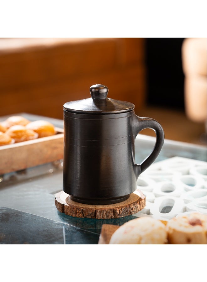 ارك كوب من التيراكوتا الأسود مع غطاء من ARK | كوب قهوة وشاي طيني مصنوع يدويًا | كوب فخاري أسود غير لامع للمشروبات الساخنة والباردة | أدوات شرب ريفية قابلة لإعادة الاستخدام | 12 × 8 سم | 500 مل - Image 2