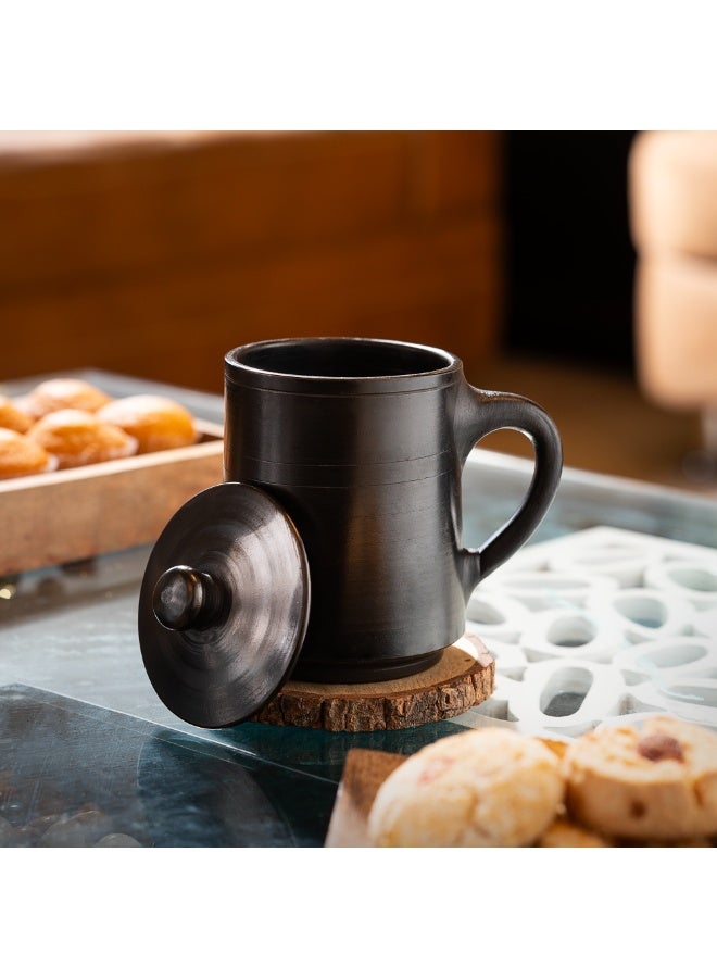 ارك كوب من التيراكوتا الأسود مع غطاء من ARK | كوب قهوة وشاي طيني مصنوع يدويًا | كوب فخاري أسود غير لامع للمشروبات الساخنة والباردة | أدوات شرب ريفية قابلة لإعادة الاستخدام | 12 × 8 سم | 500 مل - Image 1