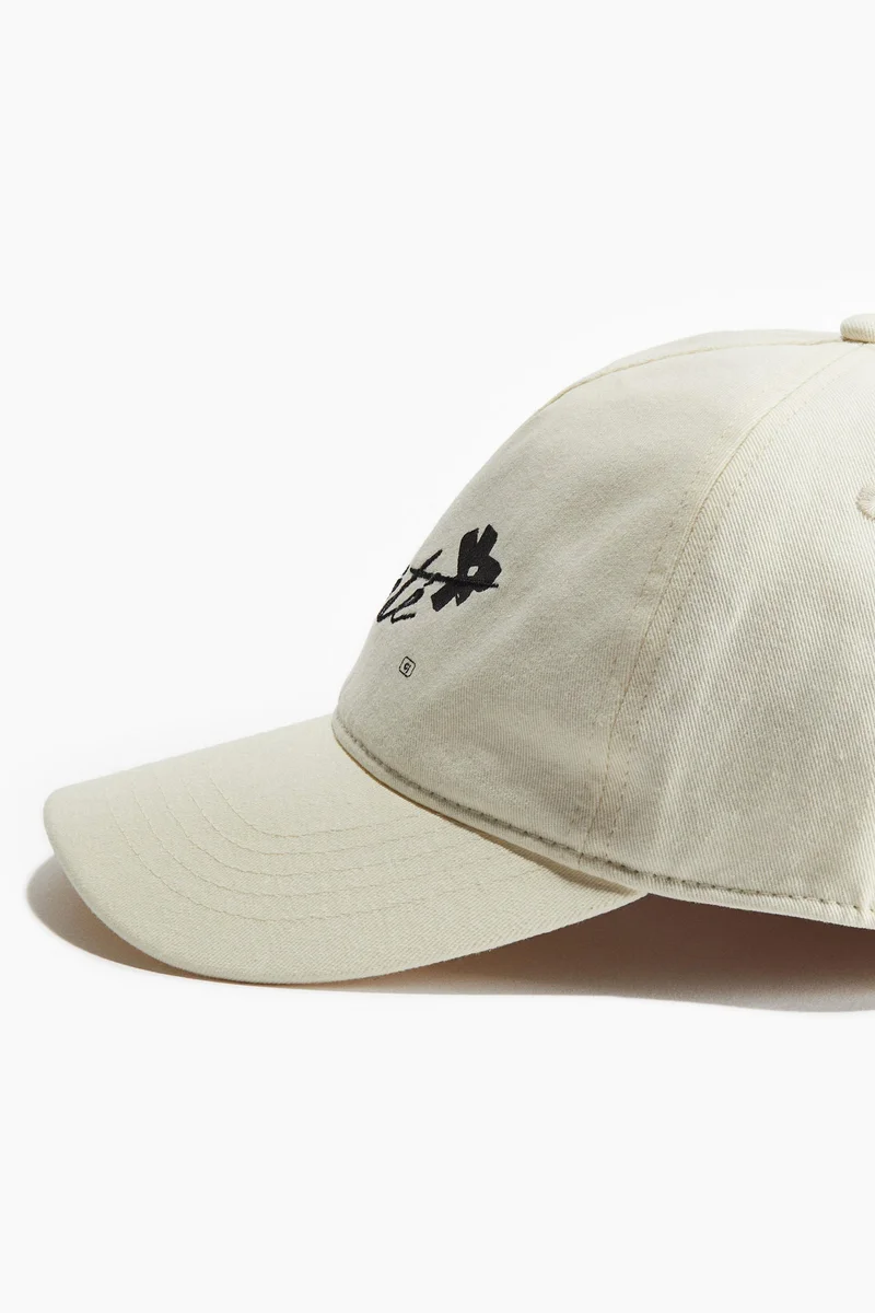 اتش اند ام قبعة قطنية برسومات مُطرزة