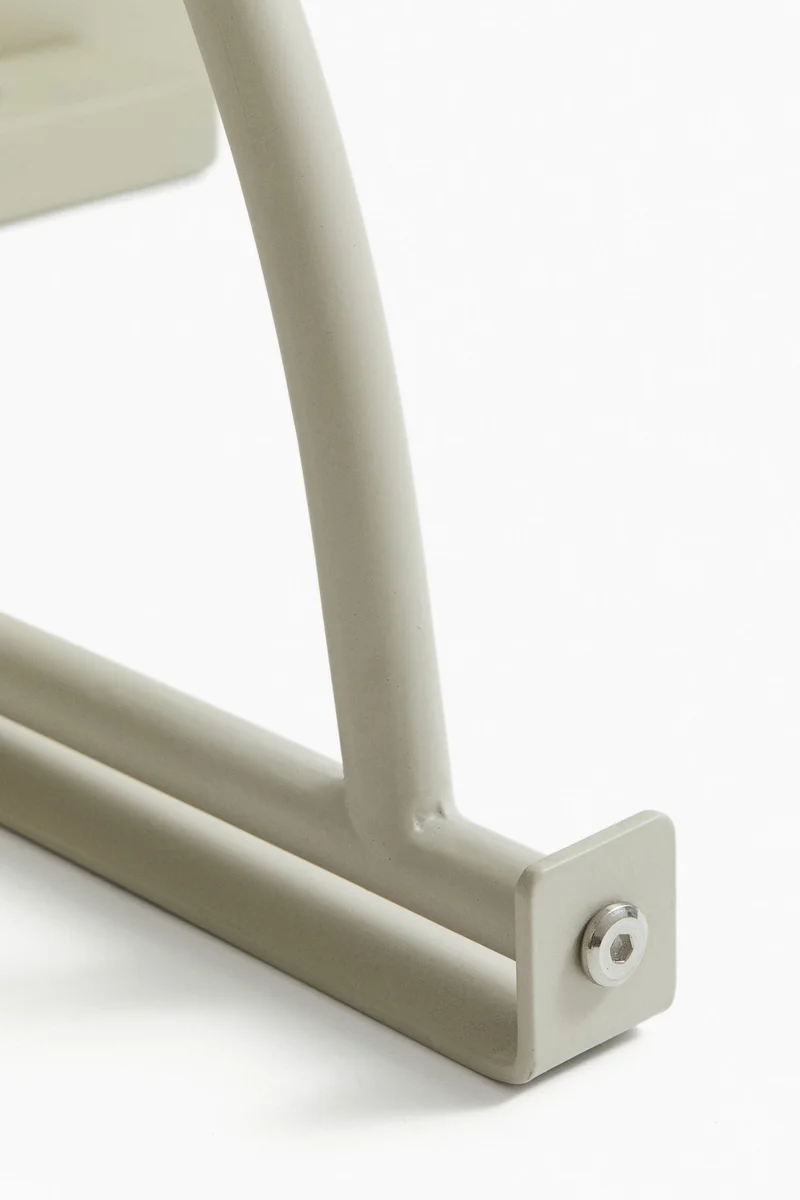 اتش اند ام طاولة طعام تعلق على الحائط