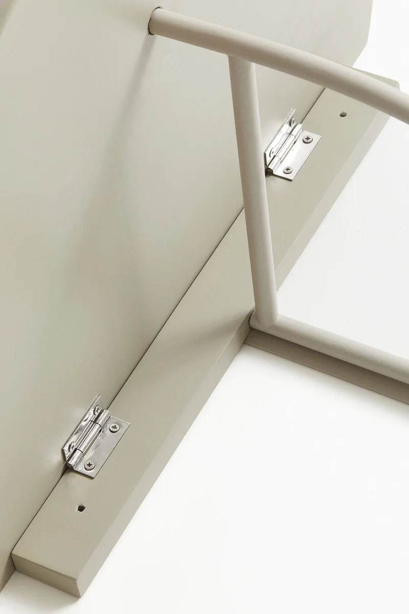 اتش اند ام طاولة طعام تعلق على الحائط