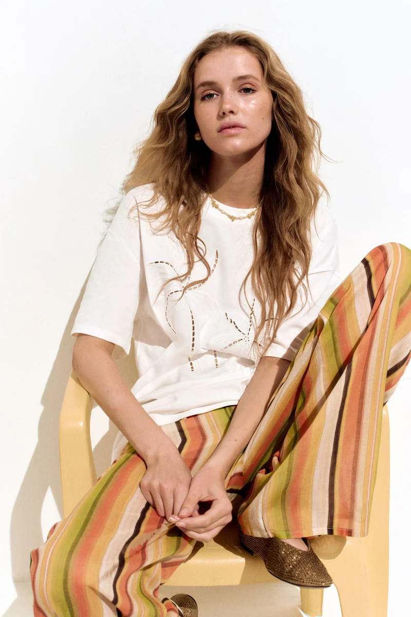 اتش اند ام تي-شيرت فضفاض مزين بتفاصيل مزخرفة