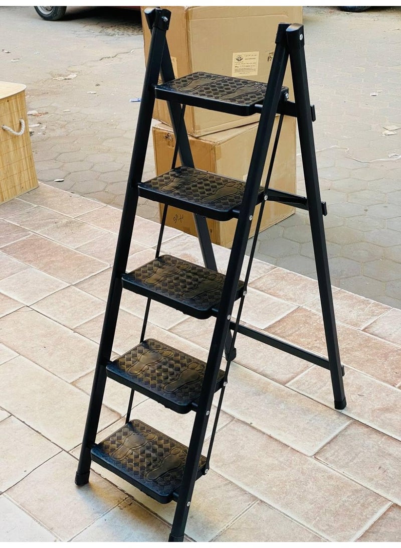 سلم معدني أسود بجودة عالية وتصميم مشترك بين المتانه، مثالي للتصميم الداخلي تتميز بأنها مصنوعة من معدن قوي مع تشطيب أسود فاخر من الفولاذ المقاوم للصدا k - Image 3