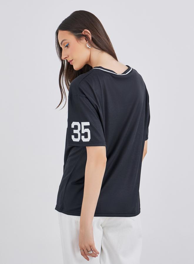 ستايلي تيشيرت نسائي واسع بياقة على شكل  وطبعة جرافيك أسود - Image 4