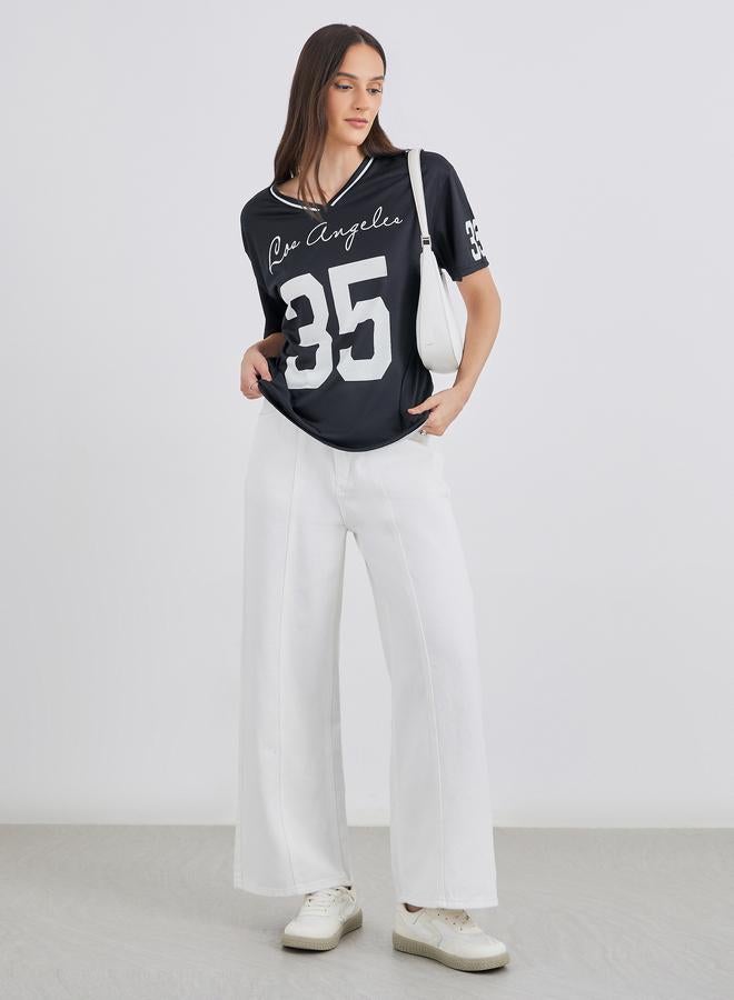 ستايلي تيشيرت نسائي واسع بياقة على شكل  وطبعة جرافيك أسود - Image 2