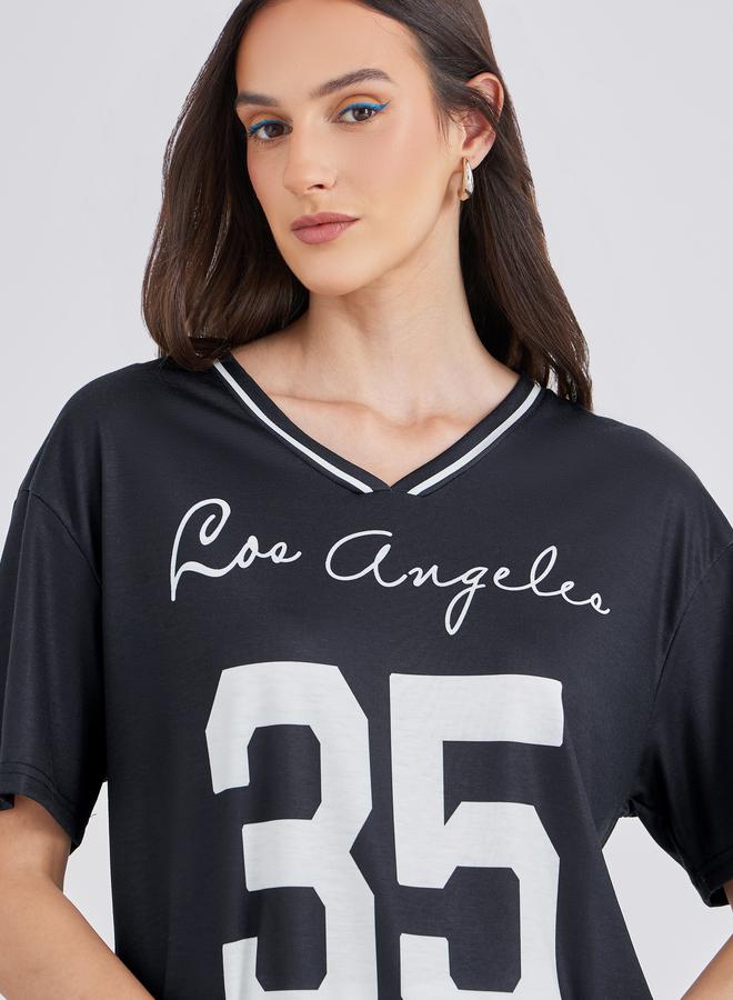 ستايلي تيشيرت نسائي واسع بياقة على شكل  وطبعة جرافيك أسود - Image 3