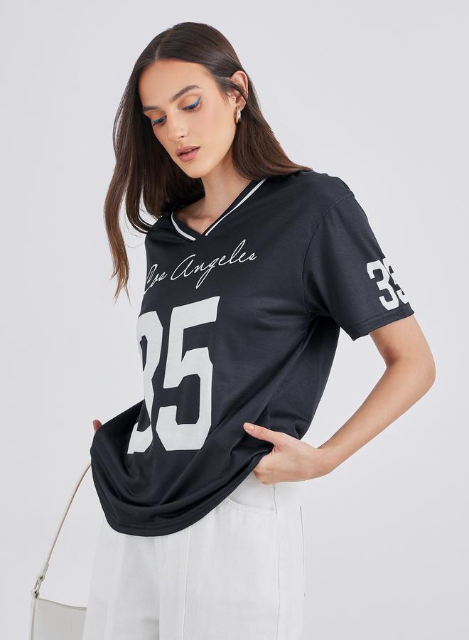 ستايلي تيشيرت نسائي واسع بياقة على شكل  وطبعة جرافيك أسود - Image 1