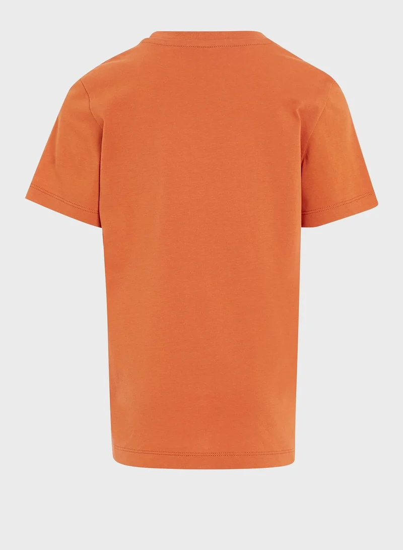 كالفن كلاين جينز تيشيرت بفتحة رقبة دائرية للأطفال