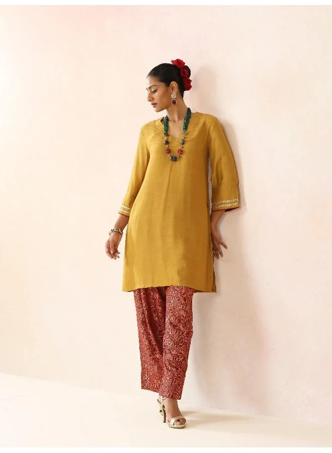 ترو برونز طقم كورتا بنطلون فارسي من حرير الموسلين بطبعة ذهبية باللون الخردلي من