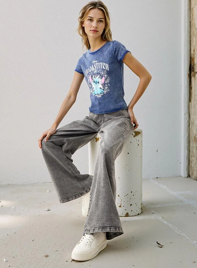 اس بي كاركترز تيشيرت بطبعة ليلو وستيتش بياقة دائرية