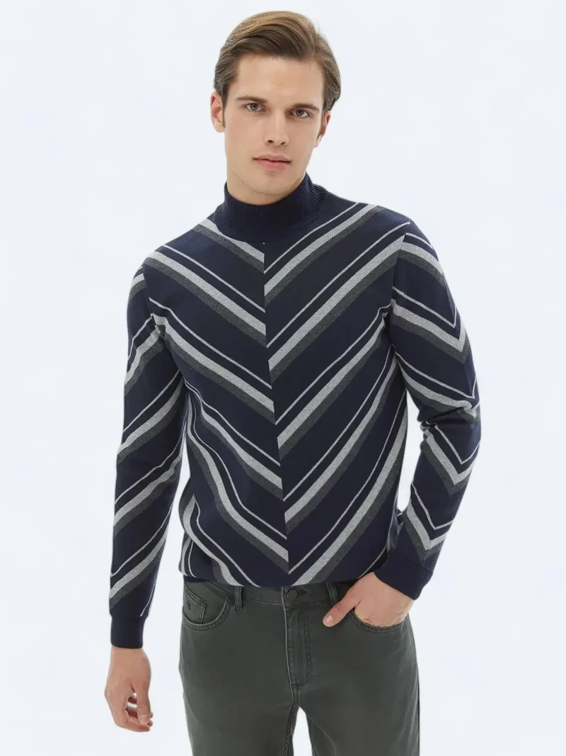 كيب كنزة صوفية مخططة باللون الكحلي والرمادي والأبيض