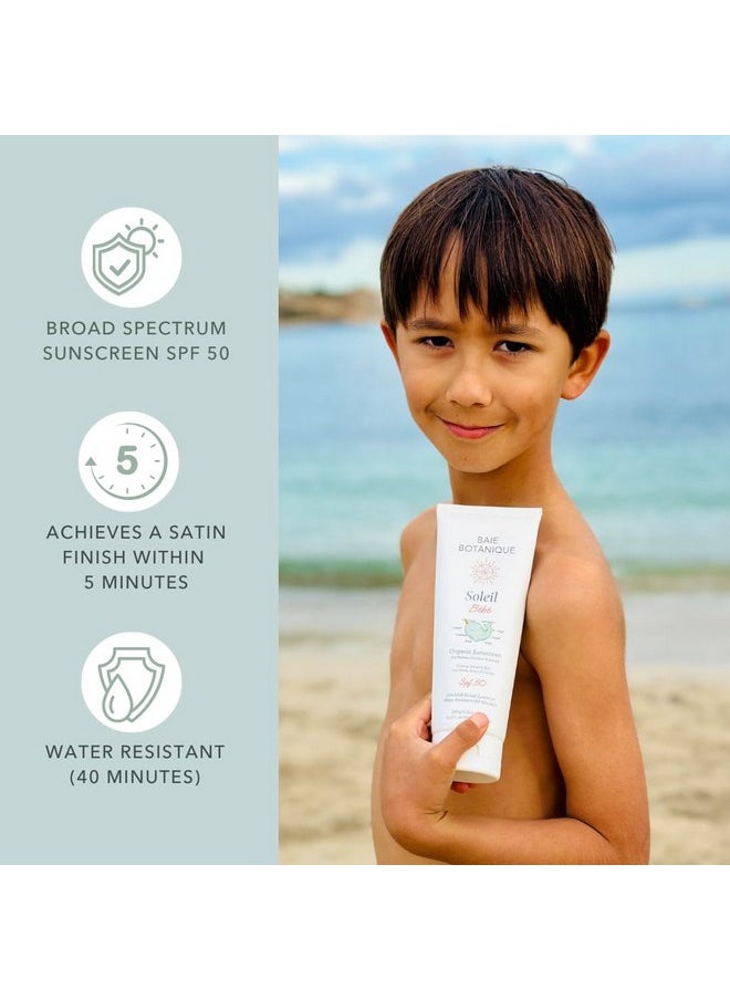 باي بوتانيك - جديد - أنبوب Baie Botanique Soleil Bébé - واقي شمسي عضوي غير سام للأطفال والرضع بعامل حماية من الشمس 50 - عباد الشمس والجوجوبا - بدون رائحة - طبيعي - نباتي - بدون طلاء أبيض - آمن على الشعاب المرجانية - UVA/UVB - 240 جرام - Image 1