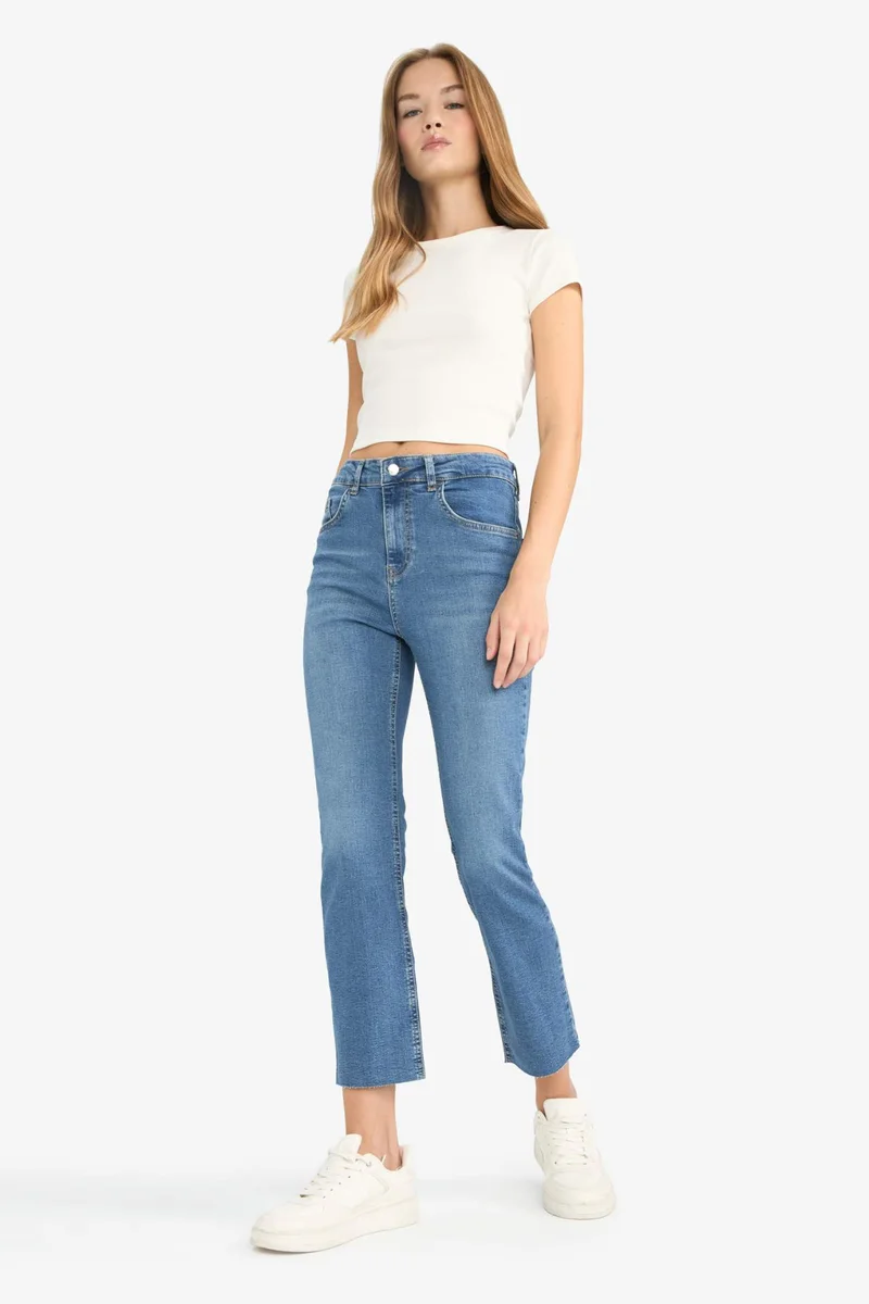 ديفاكتو Crop Flare Fit Low Waist Ankle Length Washed Jeans