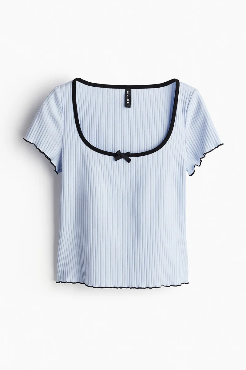 اتش اند ام بلوزة بتصميم مرن وتفاصيل درزات محكمة