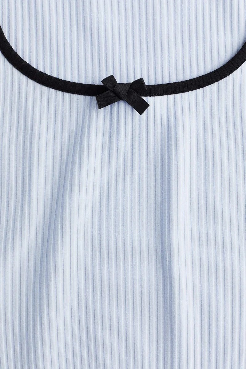 اتش اند ام بلوزة بتصميم مرن وتفاصيل درزات محكمة