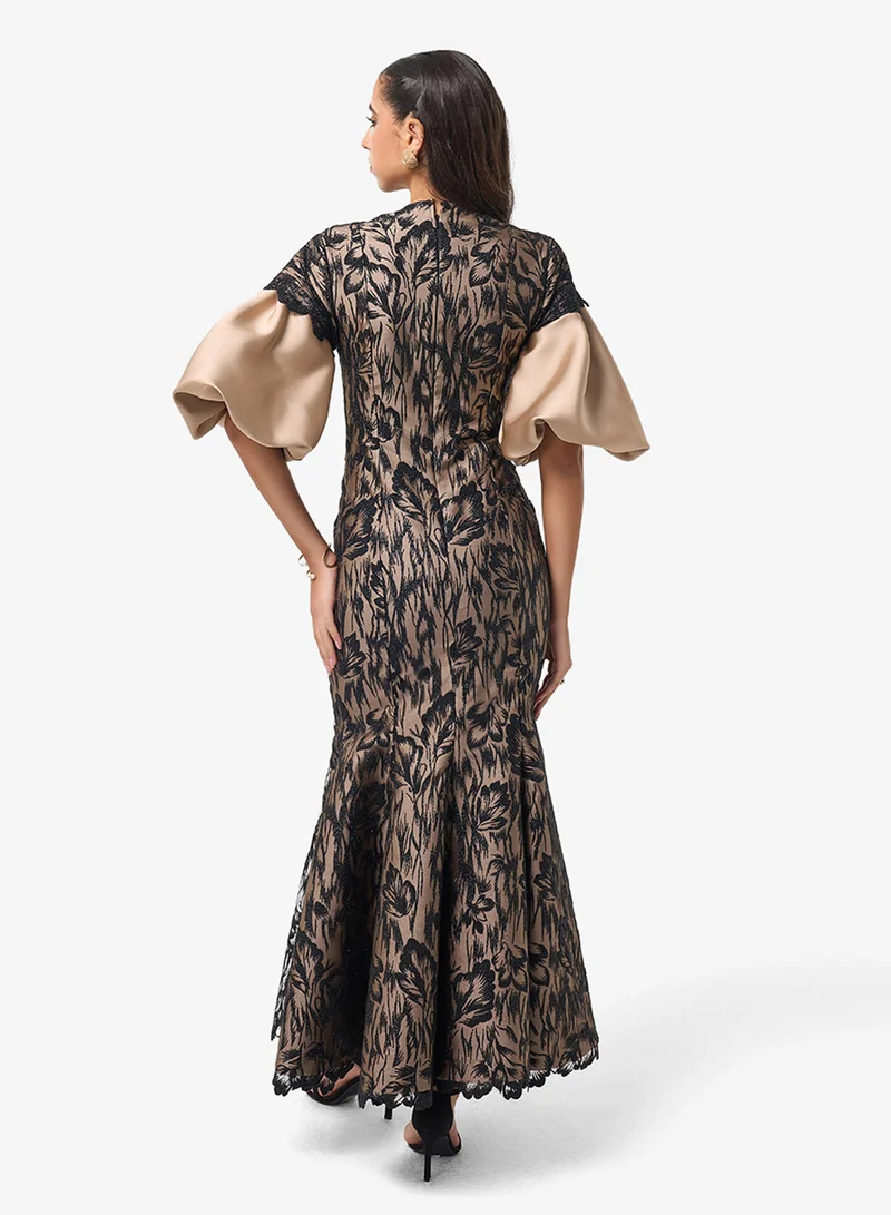 ثريدز باي اجوني فستان ماكسي بياقة على شكل حرف  وفتحة أمامية وأكمام منفوشة