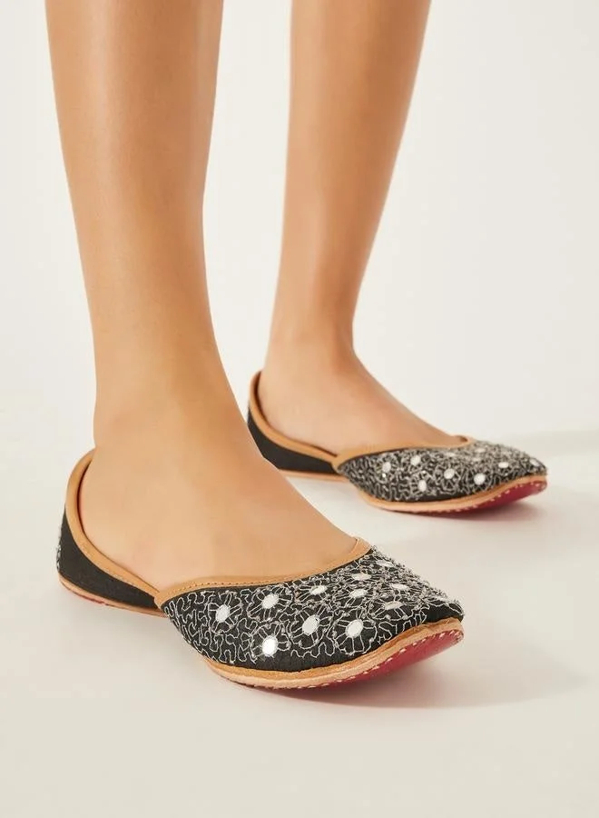 ستايلي حذاء مسطح مطرز بتصميم عرقي