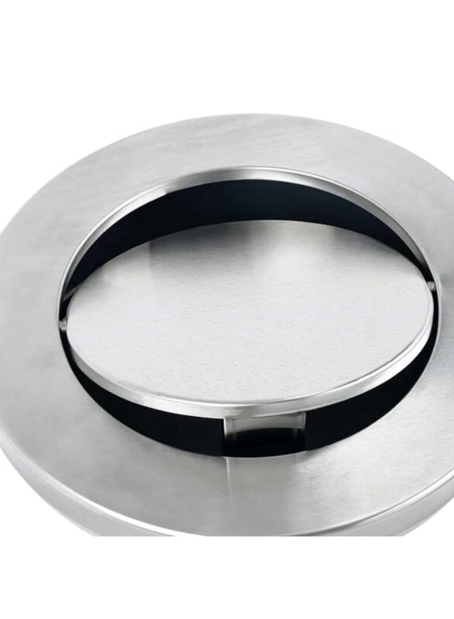 AKC سلة مهملات بغطاء متأرجح من الفولاذ المقاوم للصدأ 20 لتر/30 لتر - سلة نفايات عصرية مقاومة لبصمات الأصابع للمكاتب والأماكن التجارية والعامة، سهلة الاستخدام بدون لمس، تصميم متين وموفر للمساحة (30 لتر) - Image 4