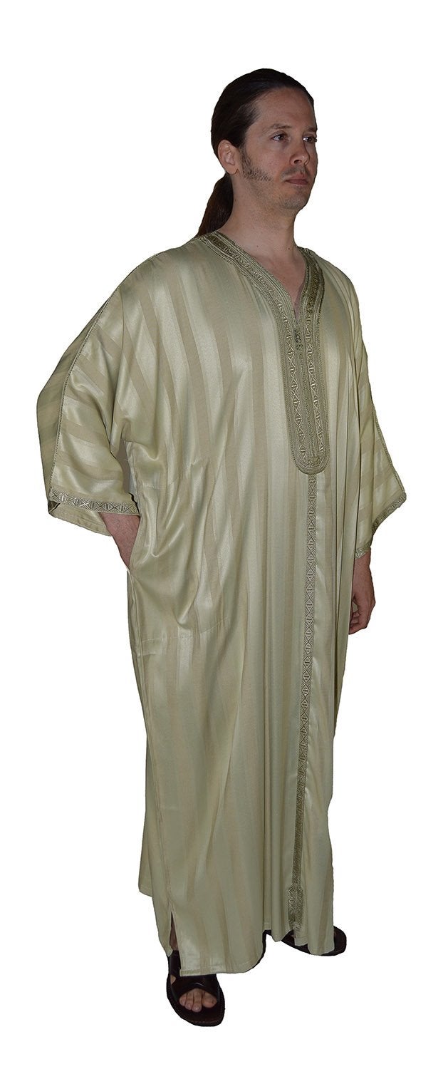 Treasures Of Morocco قفطان مغربي للرجال مصنوع يدويًا بتطريز خيوط بأكمام طويلة باللون الأخضر الفاتح - Image 4