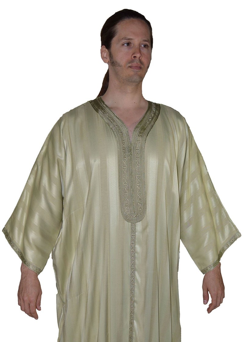Treasures Of Morocco قفطان مغربي للرجال مصنوع يدويًا بتطريز خيوط بأكمام طويلة باللون الأخضر الفاتح - Image 2