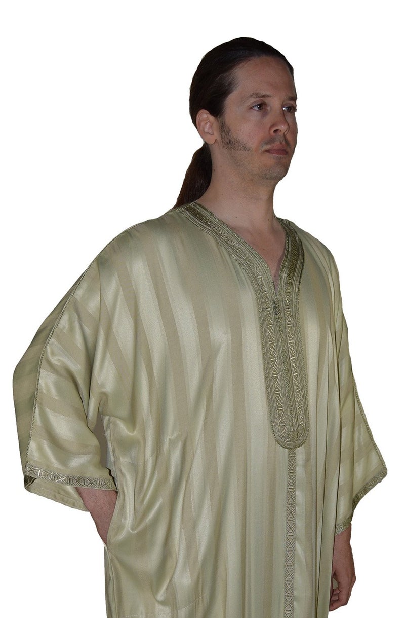 Treasures Of Morocco قفطان مغربي للرجال مصنوع يدويًا بتطريز خيوط بأكمام طويلة باللون الأخضر الفاتح - Image 3
